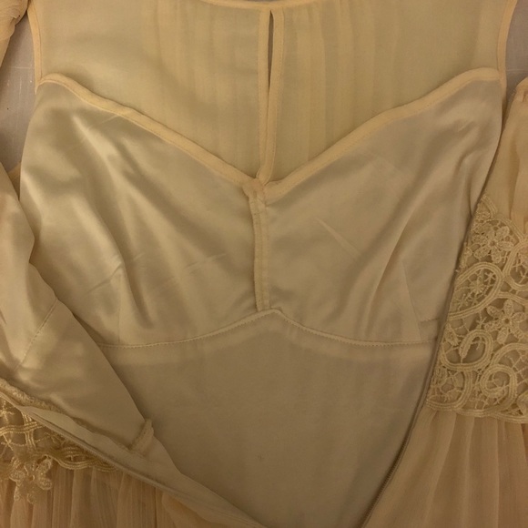 Suzy Shier - Floaty Lace Dress in Antiqued Ivory - Size M - Picture 9 of 11
